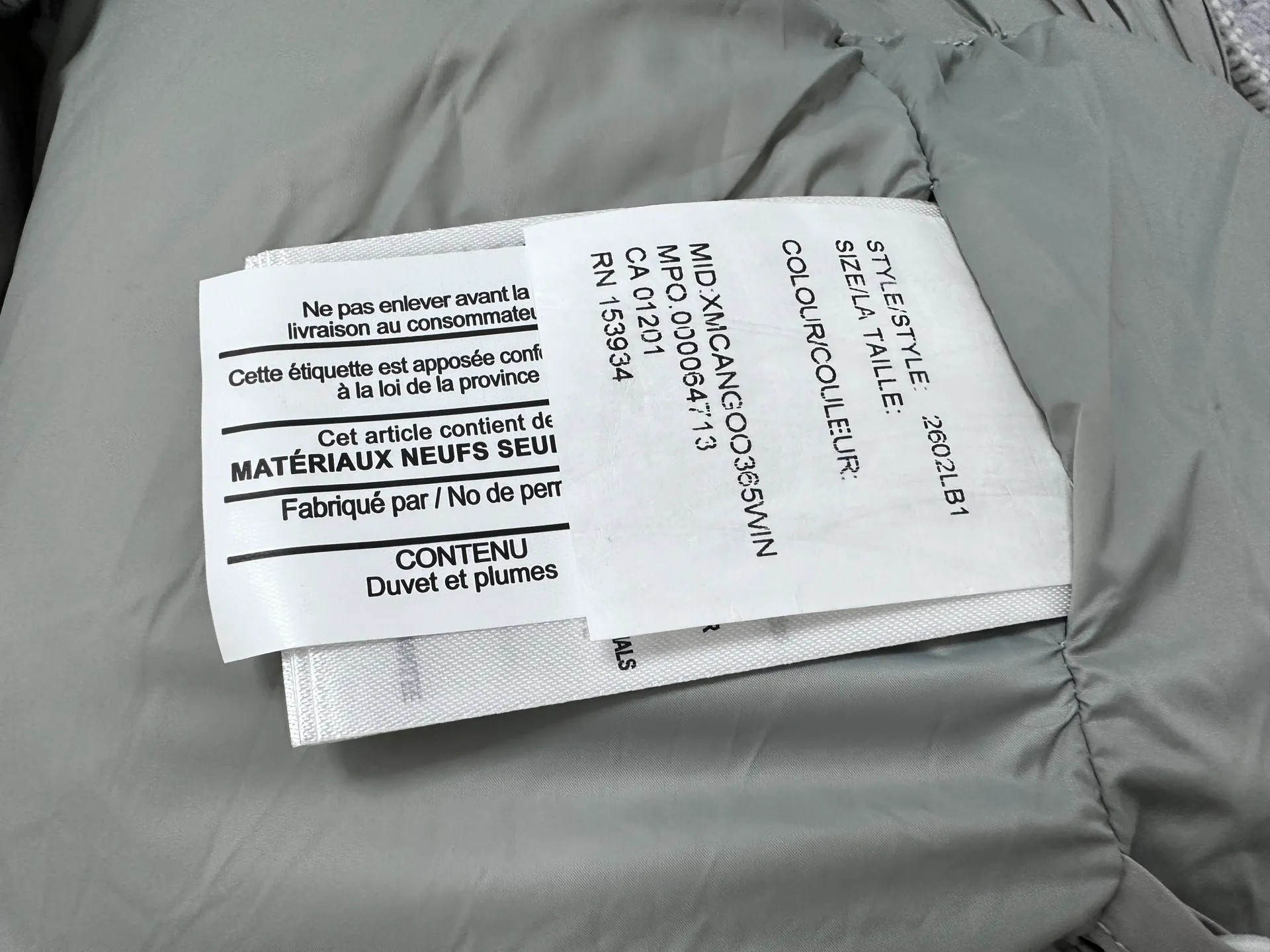 P740 【𝗖𝗔𝗡𝗔𝗗𝗔 𝗚𝗢𝗢𝗦𝗘】Capsule Series Macaron White Label Fabric: Made of soft EnduraLuxe fabric imported from DuPont, CORDURA, USA, which enhances the durability of easy-to-wear parts, is lightweight and durable; the liner is made of 400T anti-velvet gallbladder, which is comfortable, soft and non-velvet. : Equipped with a detachable hood, which can be adjusted in two directions, and is also filled with down, which brings greater softness and wrapping around the head and neck, and is full of warmth. This parka features white trim on the back and sides, and the hardware locks are all original and custom-made to match the muted fabric color. Goose label: The official website’s new series of silicone material labels, non-embroidery labels. Length: Fit hip-length. Size: XS-L